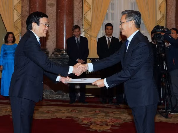 Le président Truong Tan Sang reçoit de nouveaux ambassadeurs ảnh 1