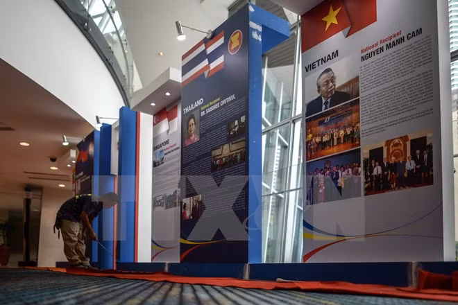 Plus de 1.800 journalistes couvrent le 27e Sommet de l'ASEAN et ses conférences connexes ảnh 1