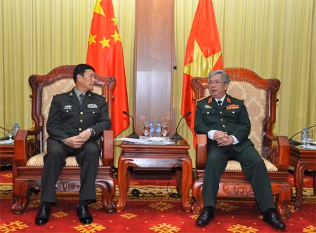 Le général Nguyen Chi Vinh reçoit une délégation militaire chinoise ảnh 1