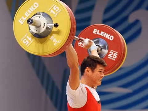 Le Vietnam gagne deux médailles d’argent aux Championnats du monde d'haltérophilie ảnh 1