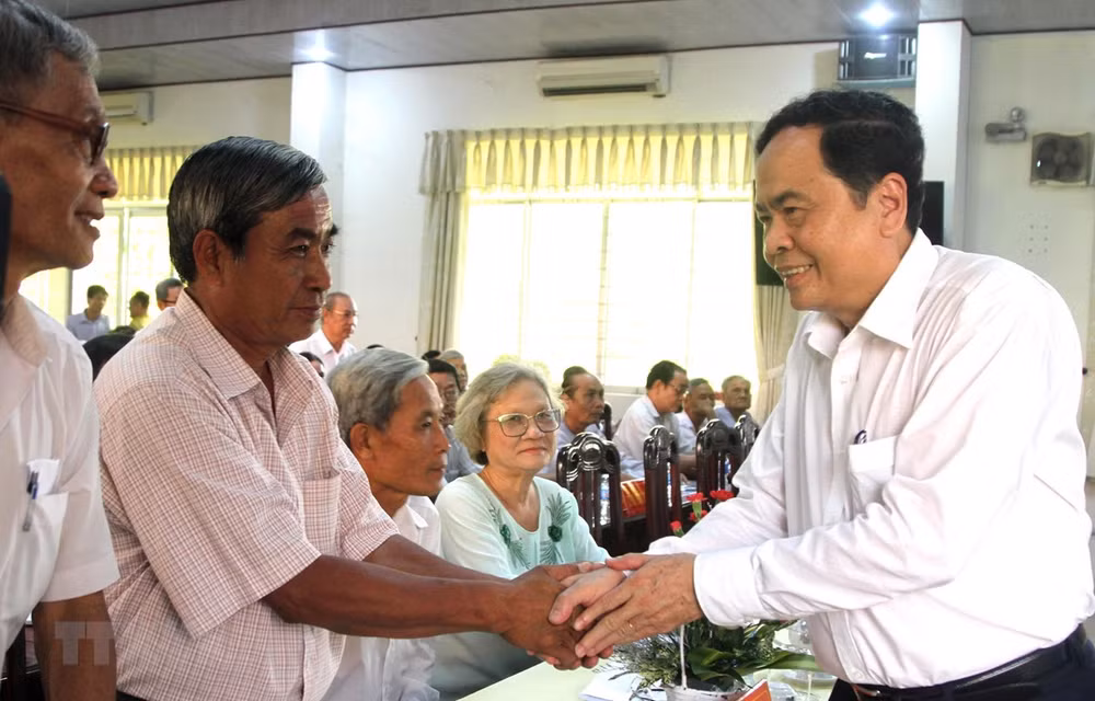 Le président du CC du FPV Tran Thanh Man rencontre les fidèles bouddhistes Hoa Hao ảnh 1