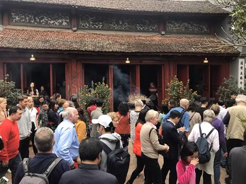 Têt 2018 : afflux de visiteurs dans les sites historiques et touristiques ảnh 1