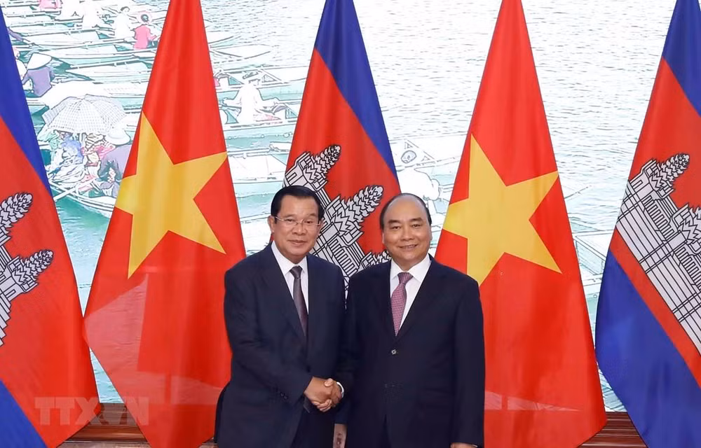 Le Premier ministre Nguyen Xuan Phuc s'entretient avec son homologue cambodgien Hun Sen ảnh 1