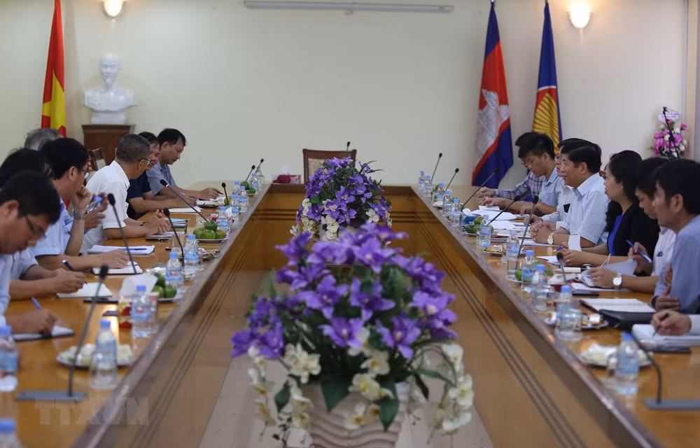 Une délégation intersectorielle vietnamienne au Cambodge ảnh 1