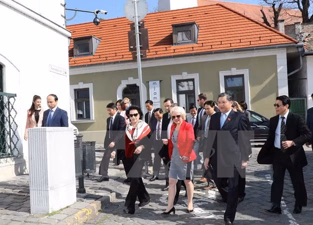 La présidente de l'Assemblée nationale visite la ville hongroise de Szentendre ảnh 1