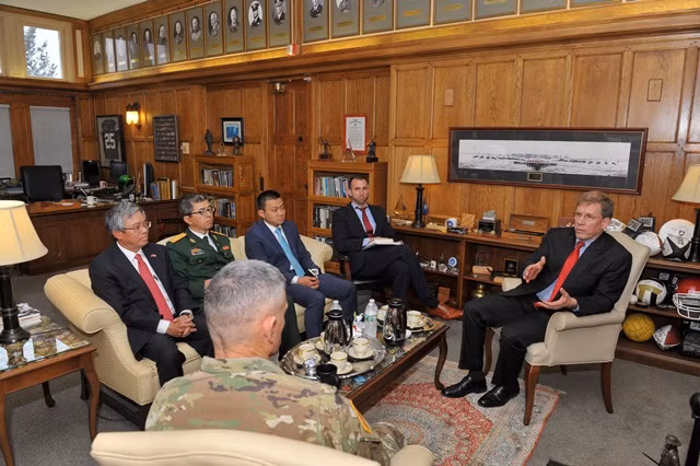 L'ambassadeur vietnamien aux Etats-Unis en visite à l'Académie militaire de West Point ảnh 1