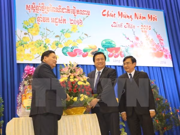 Des responsables cambodgiens formulent leurs vœux du Têt à Long An ảnh 1