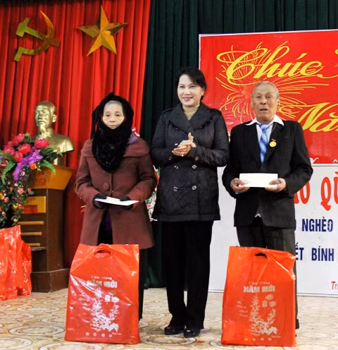 Des dirigeants remettent des cadeaux du Têt à des familles méritoires et personnes démunies ảnh 1