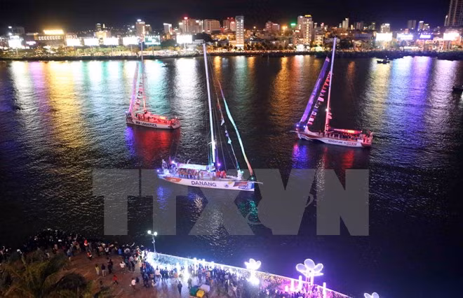 Clipper race 2015-2016 : défilé de voiliers sur le fleuve Hàn ảnh 1