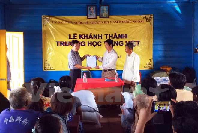 Inauguration d’une école flottante pour les enfants de Viet kieu au Cambodge ảnh 1