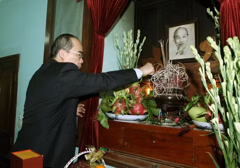 Nguyen Thien Nhan rend hommage au Président Hô Chi Minh ảnh 1