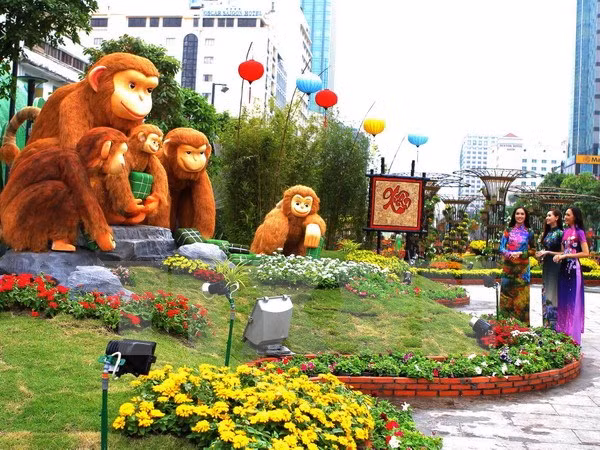 Têt : Ho Chi Minh-Ville inaugure la rue florale et celle des livres ảnh 1