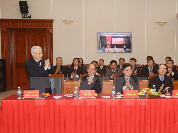 Le secrétaire général Nguyên Phu Trong rencontre le personnel du Bureau du CC du PCV ảnh 1