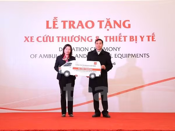 Toyota remet des équipements médicaux aux hôpitaux de Ha Giang ảnh 1