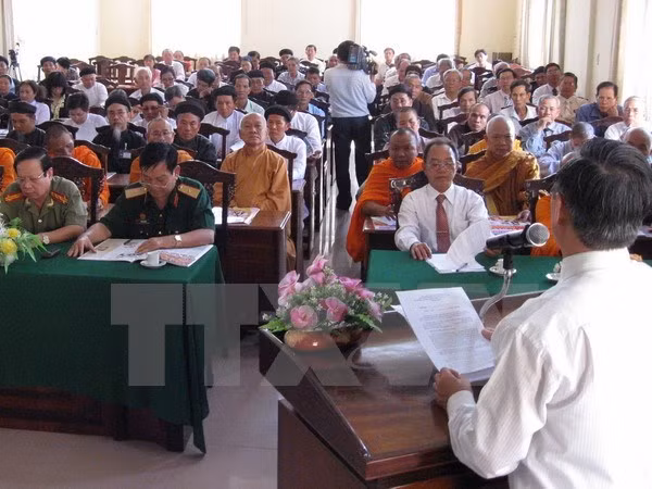 Rencontre des dignitaires religieux , Viet kieu et artisites à l’occasion du Têt lunaire ảnh 1