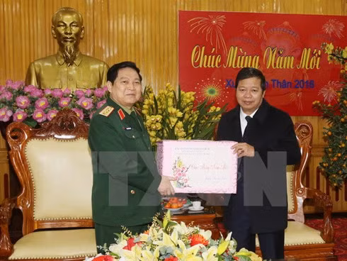 Têt traditionnel : remise de cadeaux à des familles pauvres et à des dignitaires ảnh 2