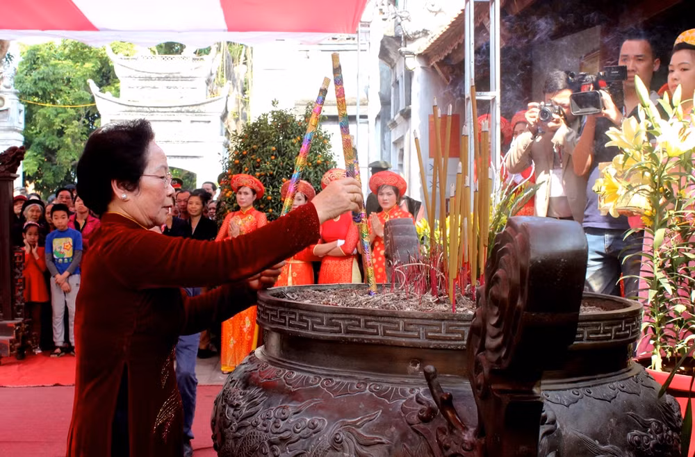 La vice-présidente Nguyên Thi Doan à la fête du temple des deux sœurs Trung ảnh 1