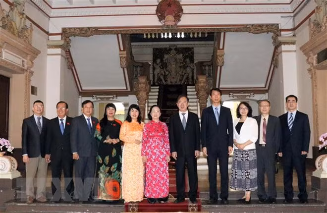 Coopération intensifiée entre HCM-Ville et Shanghai (Chine) ảnh 1