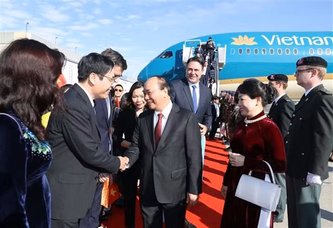  Le Premier ministre Nguyen Xuan Phuc arrive à Bruxelles ảnh 1