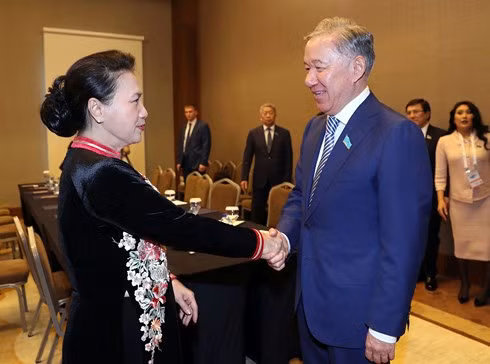 La présidente de l'AN rencontre le président de la Chambre des représentants du Kazakhstan ảnh 1