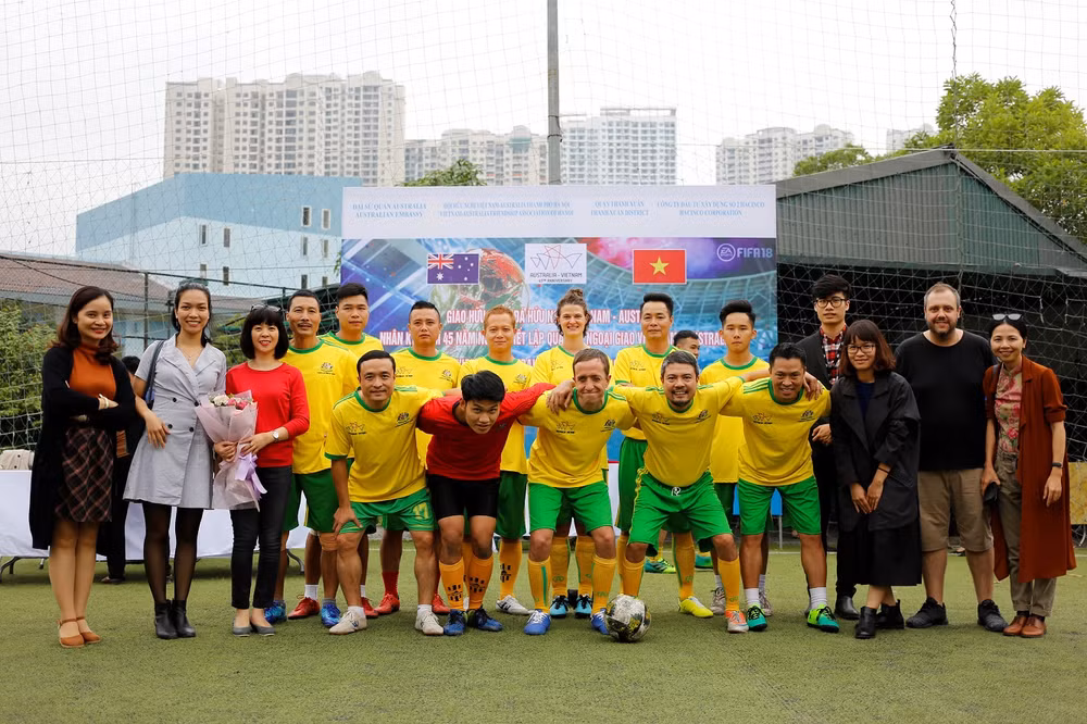 Tournoi de football amical à l’occasion des 45 ans des relations diplomatiques Vietnam – Australie ảnh 1 Tournoi de football amical à l’occasion des 45 ans des relations diplomatiques Vietnam – Australie ảnh 1
