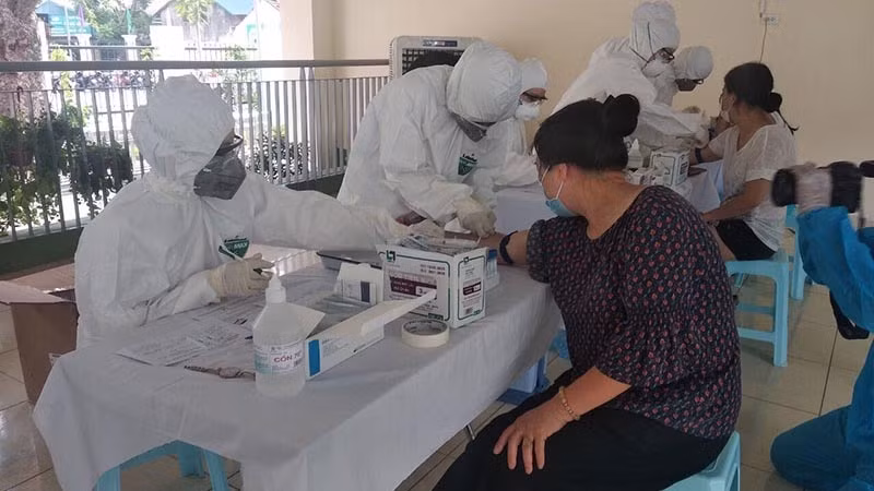 COVID-19 : tous les entrants au Vietnam doivent être testés trois fois ảnh 1