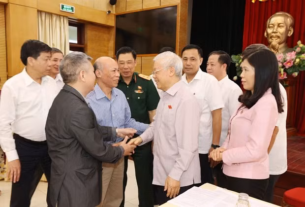 Le leader du PCV Nguyen Phu Trong à l’écoute des électeurs de Hanoi ảnh 1