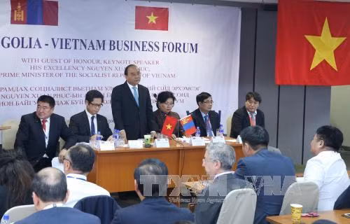 Le PM Nguyên Xuân Phuc présent à un forum d'affaires Vietnam-Mongolie ảnh 1