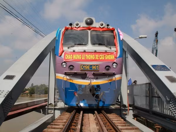 Inauguration du nouveau pont Ghênh sur la route ferroviaire transnationale ảnh 1
