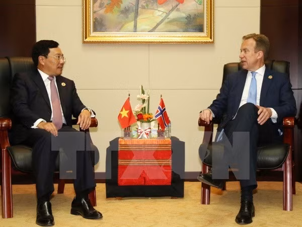 Pham Binh Minh rencontre des chefs de la diplomatie norvégienne, néo-zélandaise et canadienne. ảnh 1