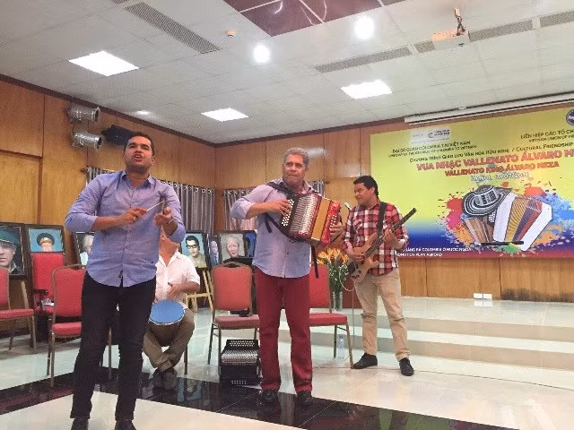 Echange musical à l'occasion de la visite de l'accordéoniste Alvaro Meza au Vietnam ảnh 1