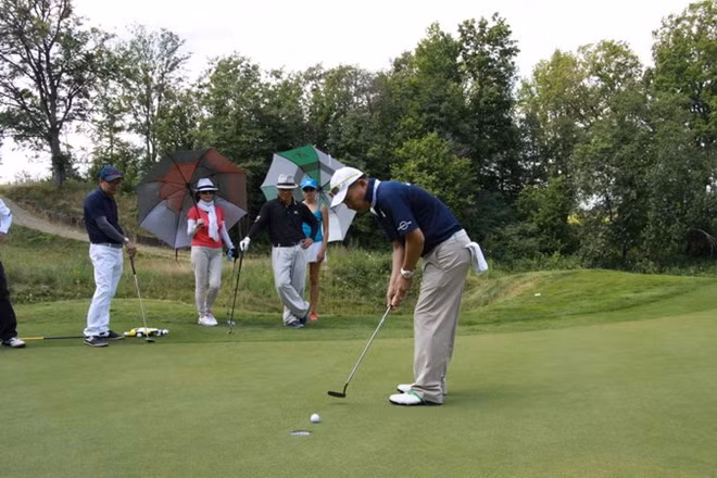 Un tournoi de golf qui réunit des Vietnamiens à l’étranger ảnh 1