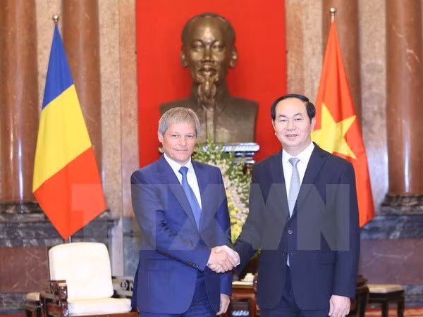 Le PM roumain reçu par les chefs du Parti et de l’Etat vietnamiens ảnh 2