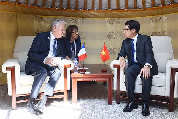 Rencontres bilatérales de Pham Binh Minh en marge de l’ASEM 11 ảnh 1