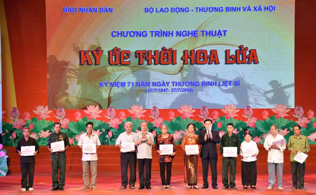 Du Nord au Sud : de la gratitude envers les personnes méritantes ảnh 1