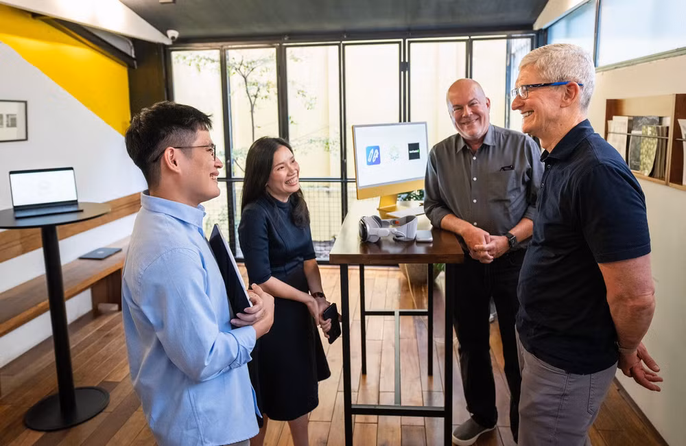 Les médias internationaux soulignent la visite de Tim Cook au Vietnam ảnh 1