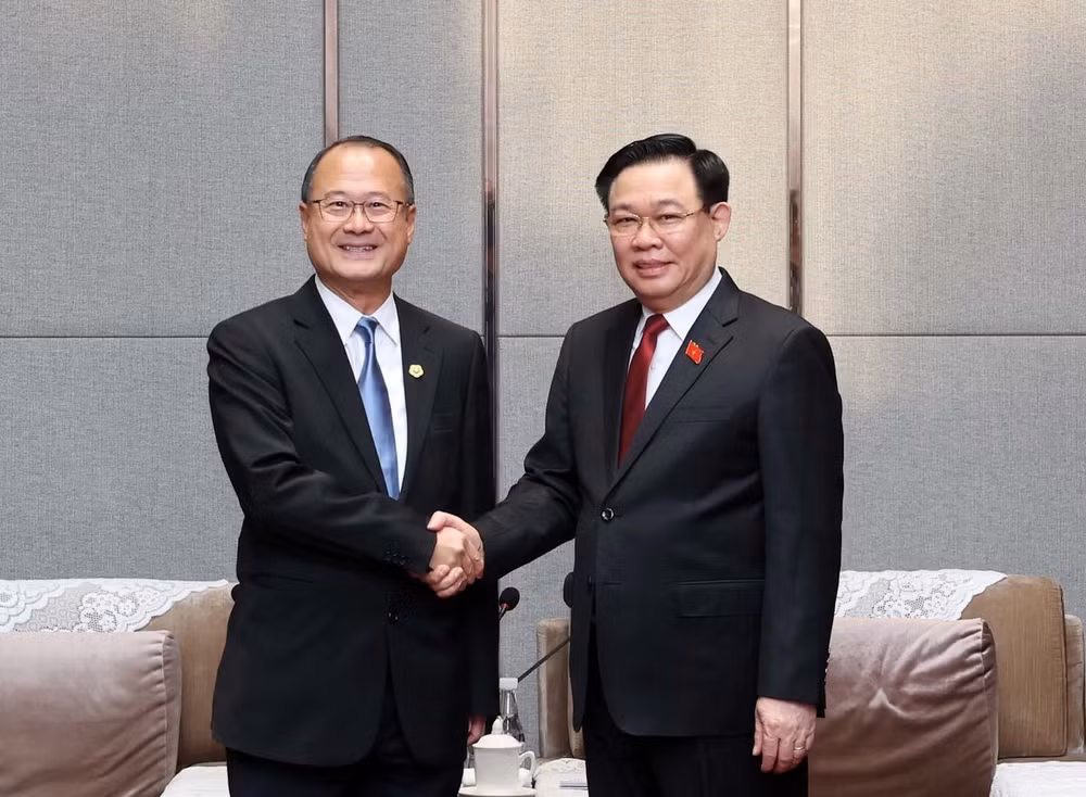 Le président de l’Assemblée nationale Vuong Dinh Hue rencontre des dirigeants de grands groupes chinois ảnh 1