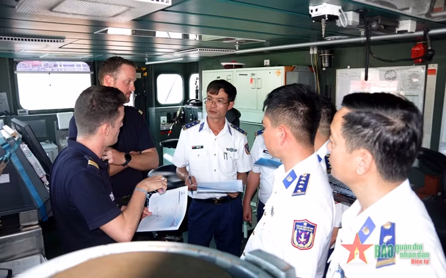 Les garde-côtes vietnamiens et la frégate française Vendémiaire s'entraînent ensemble en mer ảnh 1