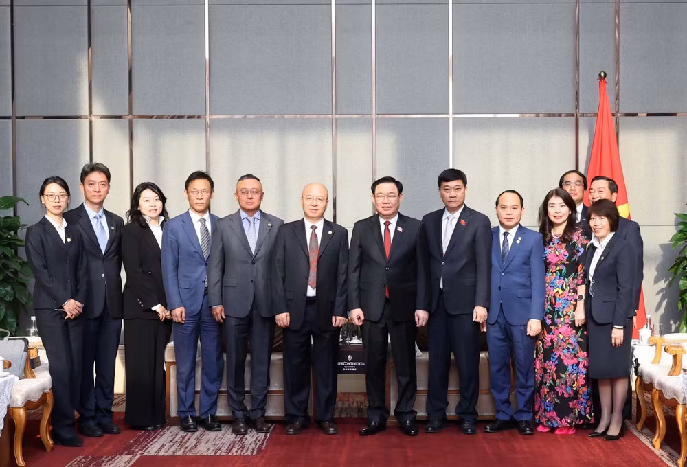Le président de l’Assemblée nationale Vuong Dinh Hue rencontre des dirigeants de grands groupes chinois ảnh 2