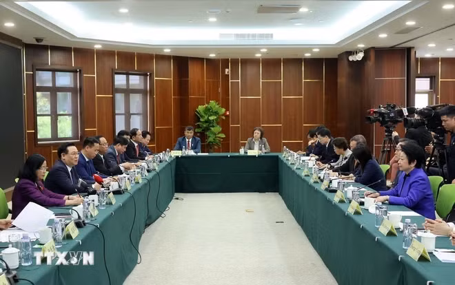 Le président de l'Assemblée nationale visite le Gubei Civic Center à Shanghai ảnh 2