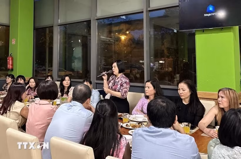 L'Association des femmes vietnamiennes en Hongrie s'oriente vers le 20e anniversaire de sa fondation ảnh 2
