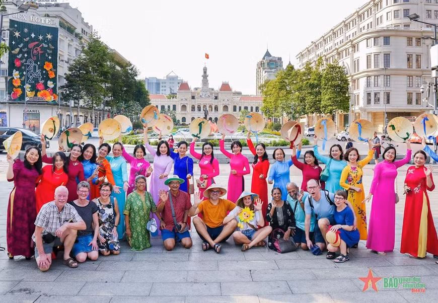 Près de 3,5 millions de visiteurs à la 10e Fête de l’ao dai de Hô Chi Minh-Ville ảnh 2