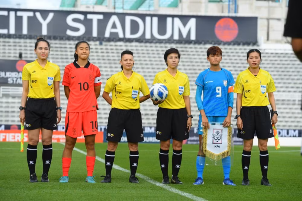 Football : trois arbitres vietnamiennes appelées à la Coupe d’Asie féminine U17 de l’AFC 2024 ảnh 1
