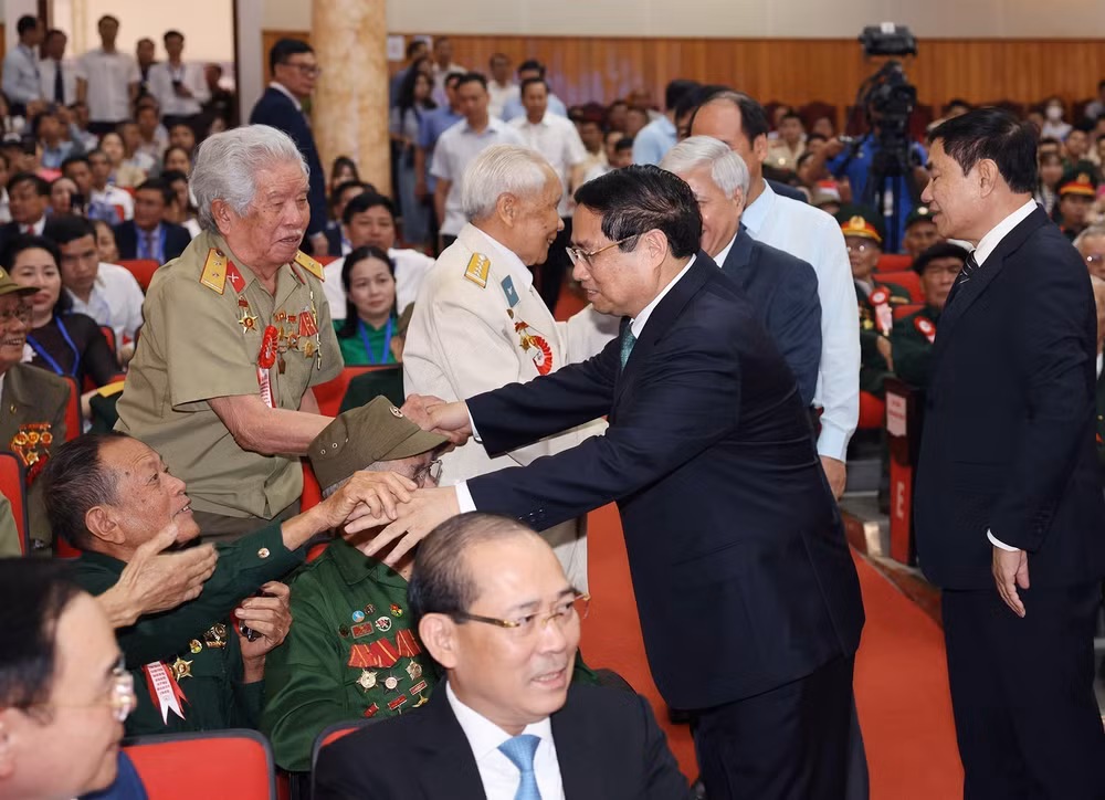  Le PM rencontre des combattants participant directement à la campagne de Diên Biên Phu ảnh 1