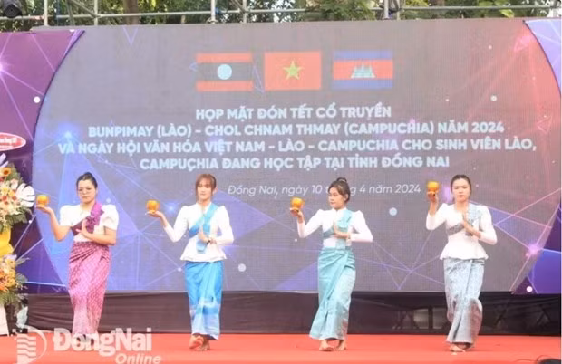 Célébration du Nouvel An traditionnel pour les étudiants lao et cambodgiens à Dong Nai ảnh 1