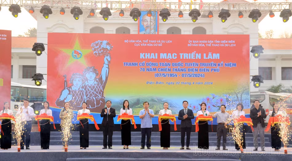Une exposition d’affiches de propagande sur la victoire de Dien Bien Phu ảnh 1