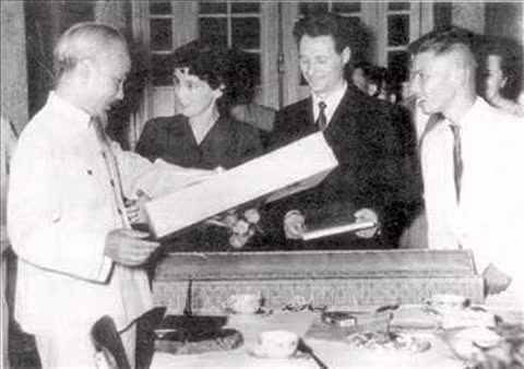 Les 70 ans de la victoire de Diên Biên Phu célébrés à Saint-Pierre-des-Corps ảnh 2