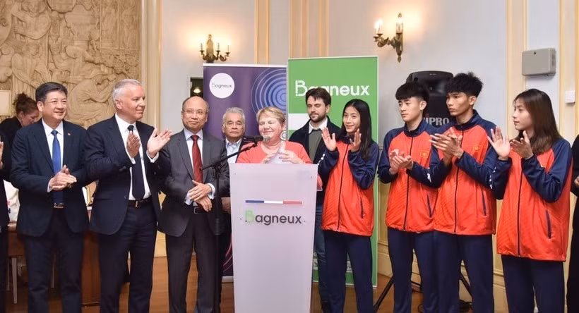 La maire de Bagneux (France) reçoit des jeunes athlètes vietnamiens de Taekwondo ảnh 1