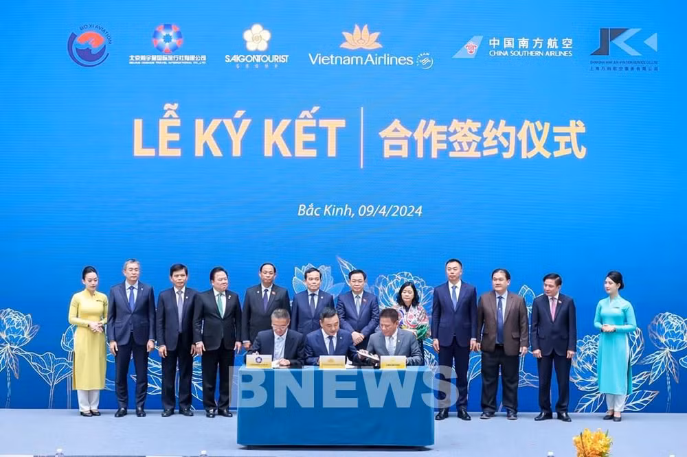 Vietnam Airlines signe des accords de coopération d'une valeur totale de près de 450 millions d'USD en Chine ảnh 1