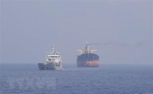Sauvetage d'un navire panaméen dans les eaux vietnamiennes de Truong Sa ảnh 1